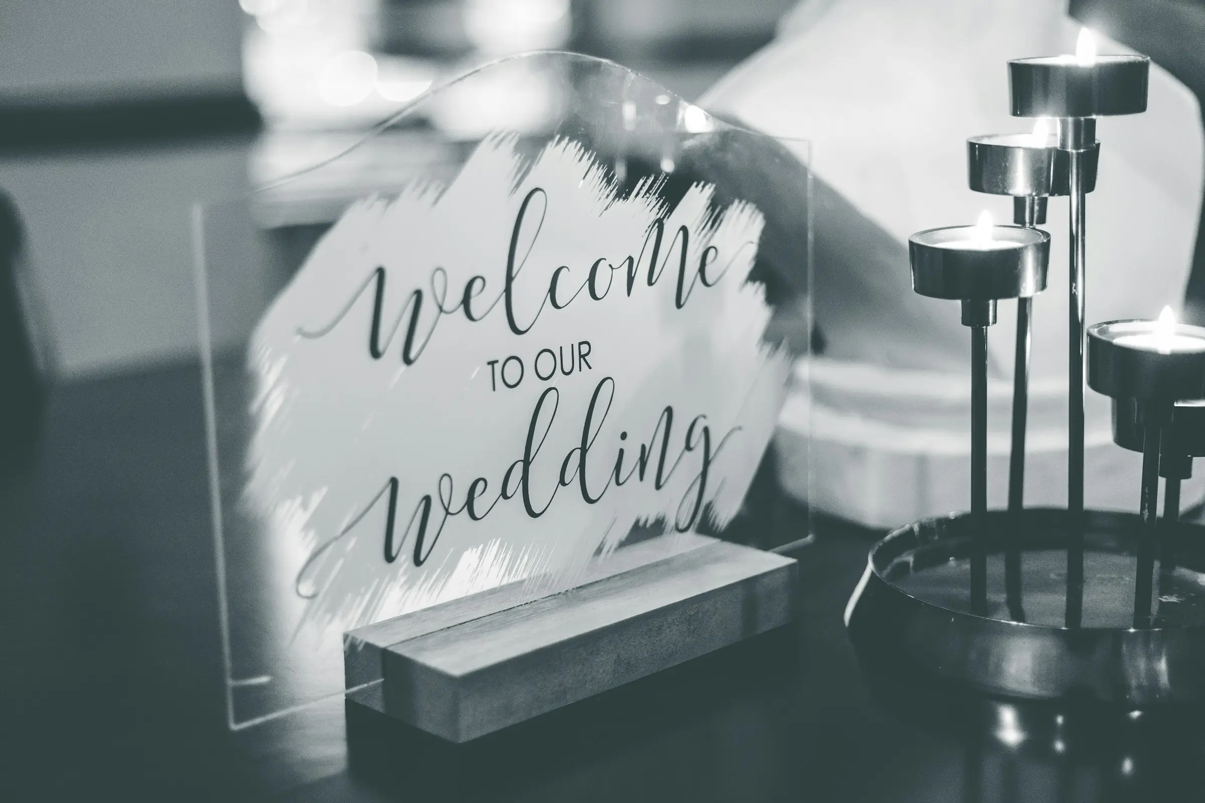 Panneau d’accueil calligraphié en verre acrylique et photophores, en noir et blanc